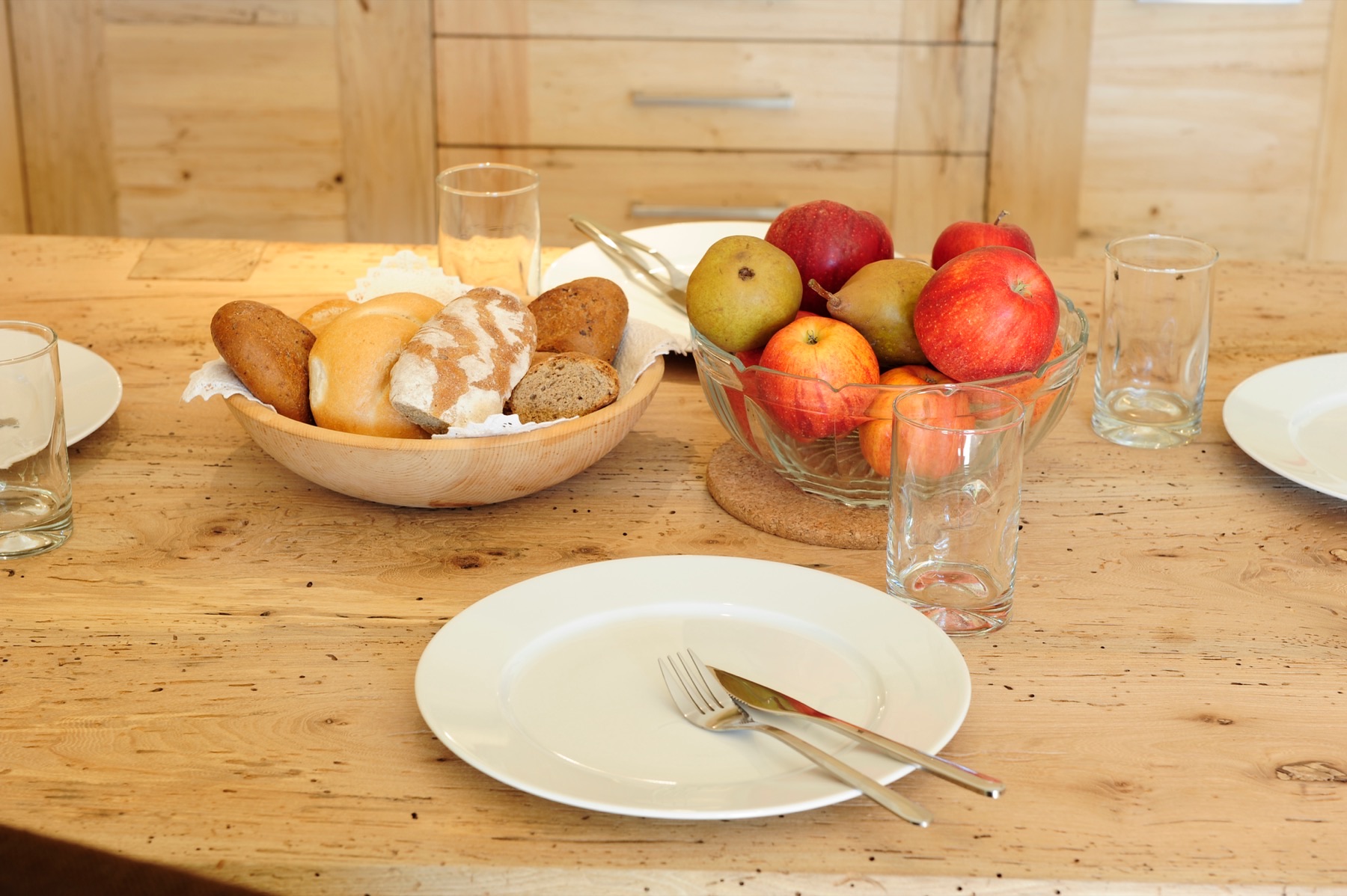Frühstückstisch mit Brot und Obst