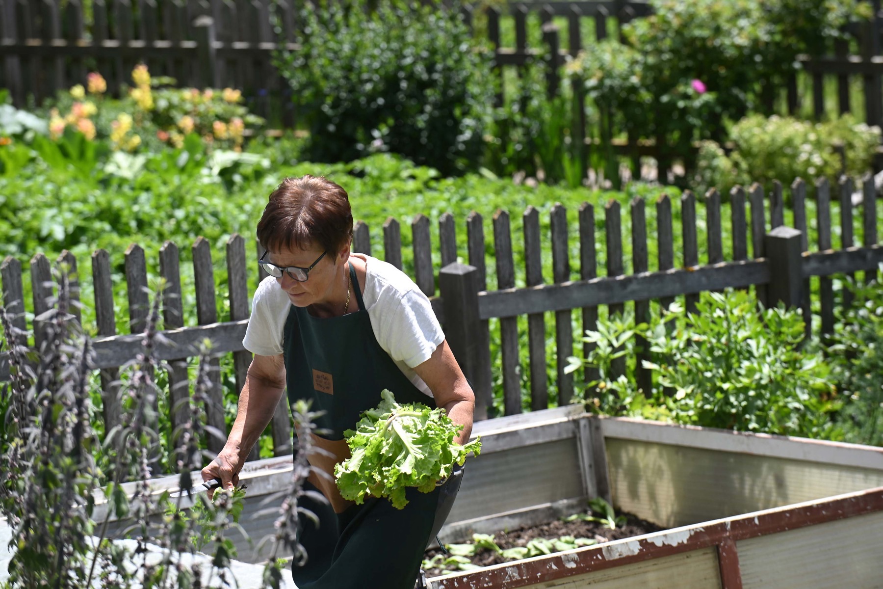 Maria bei der Gartenarbeit